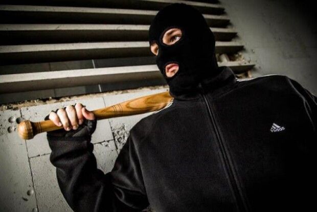 На Рівненщині невідомі у балаклавах нападають на підлітків та б'ють їх кийками