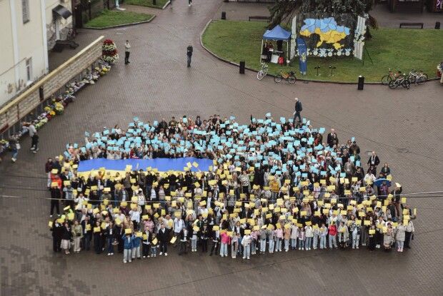 У центрі Луцька масово зібралися люди у вишиванках