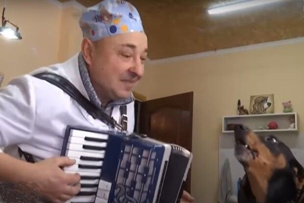 Український ветеринар заспівав разом із собакою «Несе Галя воду»: відео «підірвало» мережу (Відео)