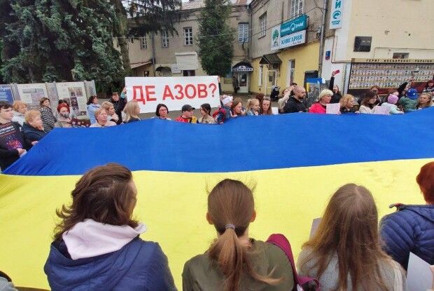 «Поговоріть з нами про «АЗОВ»: у Луцьку відбулась акція на підтримку полонених азовців