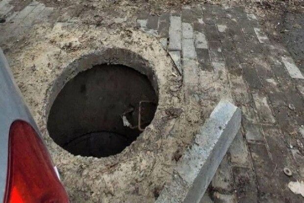 Невдало вийшов з таксі: у центрі міста чоловік провалився в люк 