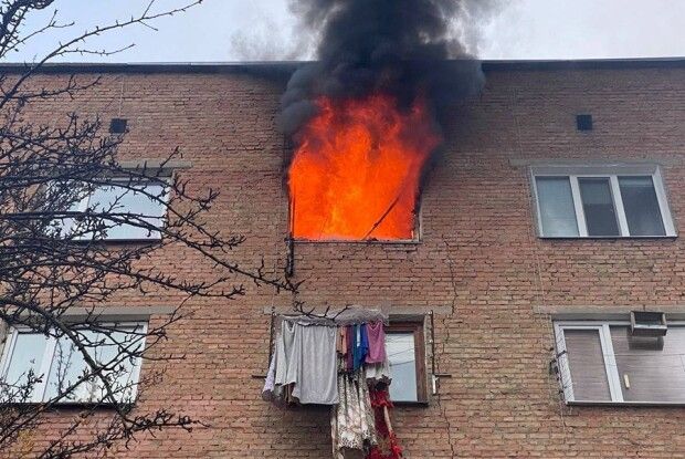 У Рівному палає квартира в багатоповерхівці (Фото)