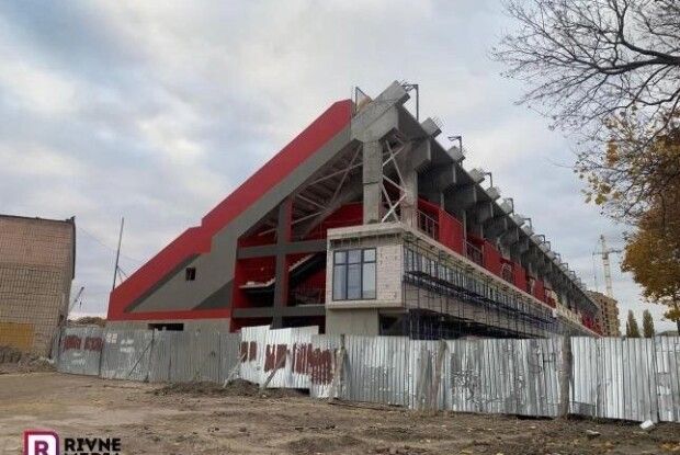 На рівненському стадіоні чоловіка засипало землею