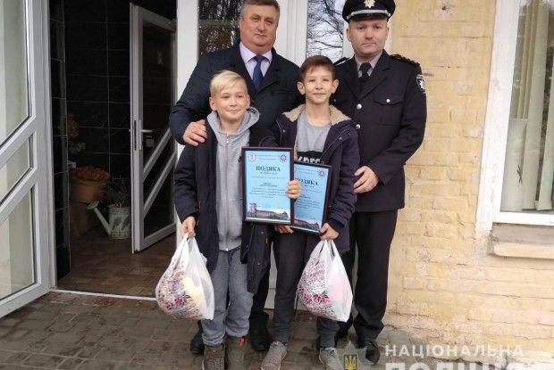 Двох п'ятикласників з Володимира, які допомогли злапати пройдисвіта, нагородили футбольними м'ячами