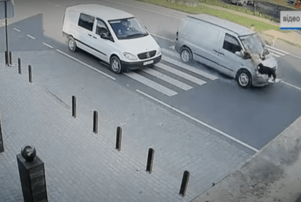 У селі під Луцьком бус збив на переході 15-річну дівчину (Відео)