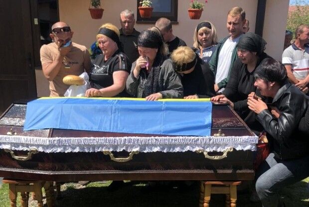 Назавжди 35 років: на Волині сотні людей прощалися з полеглим Воїном (Фото)