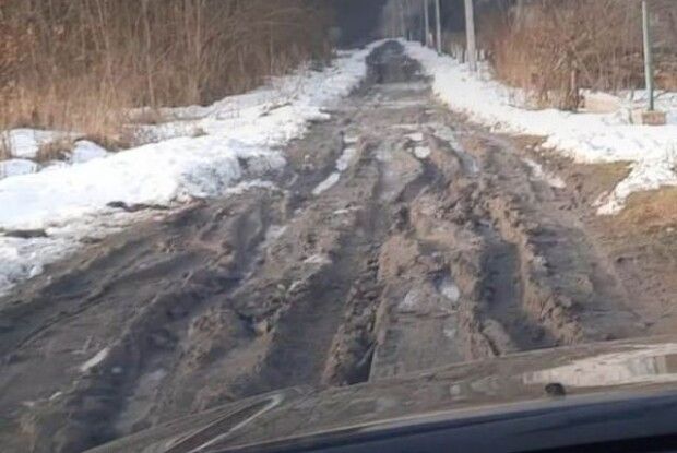 «Ми так жили при Польщі, при німцях»: селяни на Рівненщині втомилися від жахливого стану дороги (Відео)