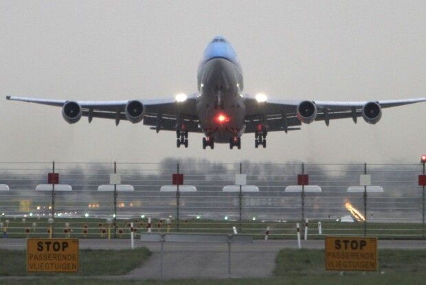Не знала, що вагітна: жінка несподівано народила в туалеті літака 