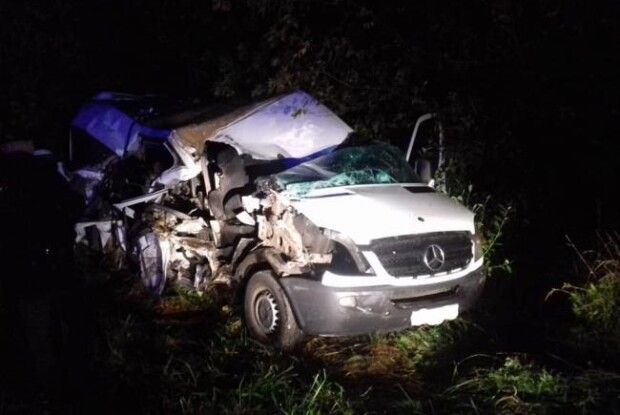 На Рівненщині сталась смертельна аварія: зіткнулися мікроавтобус і вантажівка (Фото)