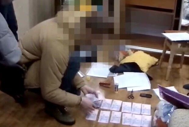 Злапали двох поліцейських з 30-ма тисячами «данини»