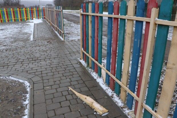 На Волині хтось пошкодив дитячий майданчик