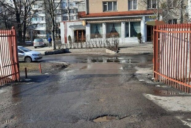 Наїхав на пішохода і втік: у Луцьку шукають свідків ДТП поблизу обллікарні (Фото)