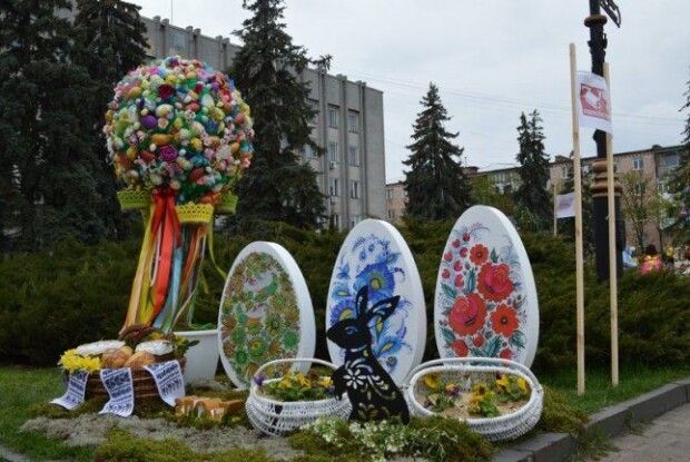 Центр волинського міста став Великоднім (Фото)