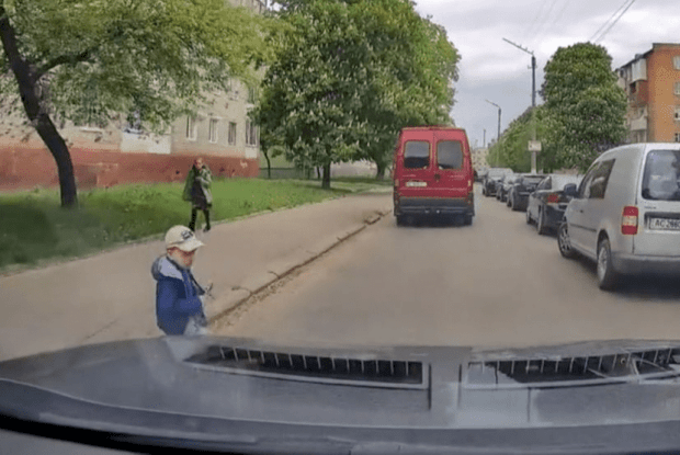 На Волині автівка ледь не наїхала на дитину (Відео моменту)