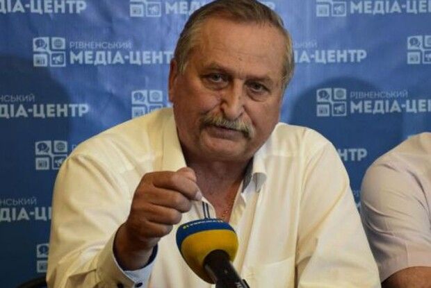Називає себе «сином Божим» та «Ісусом Христом у четвертому втіленні»