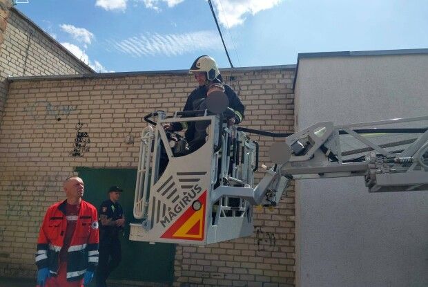У райцентрі на Волині рятувальники зняли з даху 13-річного хлопця
