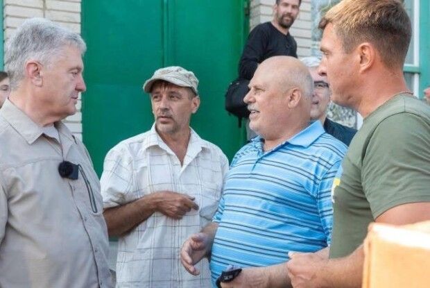 Порошенко на Сумщині привіз генератори для ДФТГ, яке полює на «Шахеди»