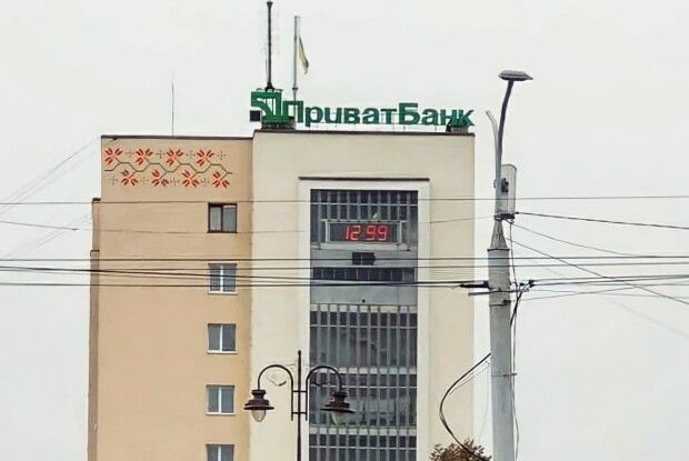 Чому луцький «Біг-Бен» завісили банером, а один із найдорожчих годинників міста... раптово зник (ВІДЕО)