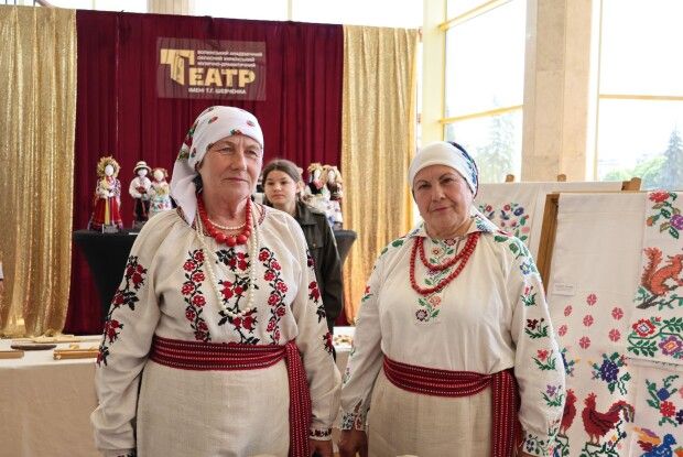 У центрі Луцька розгорнули масштабне свято для матусь (Фото)