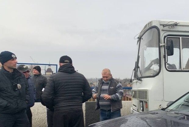 У Луцьку на мосту в аварію потрапив автобус з пасажирами – рух ускладнений (Фото)