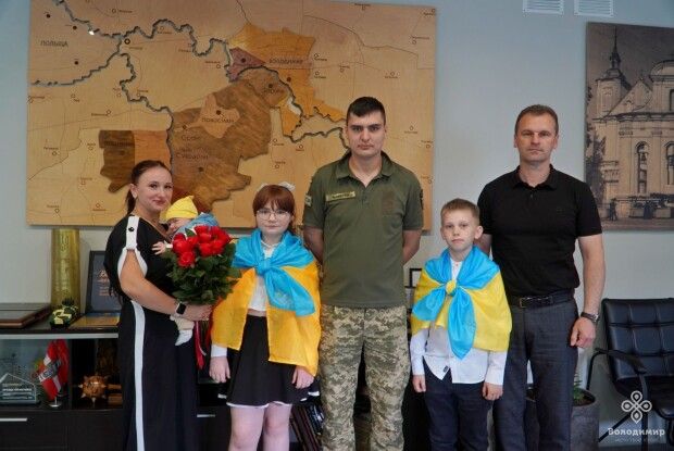 Очільник громади на Волині зустрівся із звільненим з полону Максимом Ляпіним