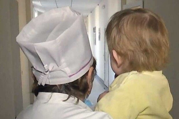 5 годин перебувала на вулиці півторарічна дівчинка, яку залишили п’яні батьки у хащах промислової зони Луцька