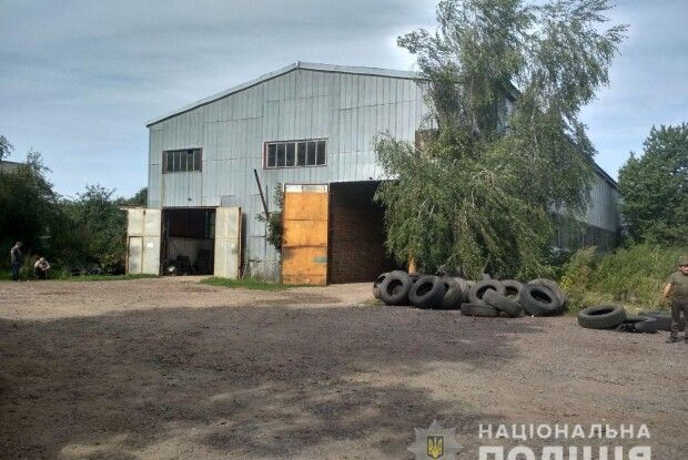 На Рівненщині страхітливий вибух у гаражному боксі шиномонтажу: загинув 19-річний хлопець (Фото)