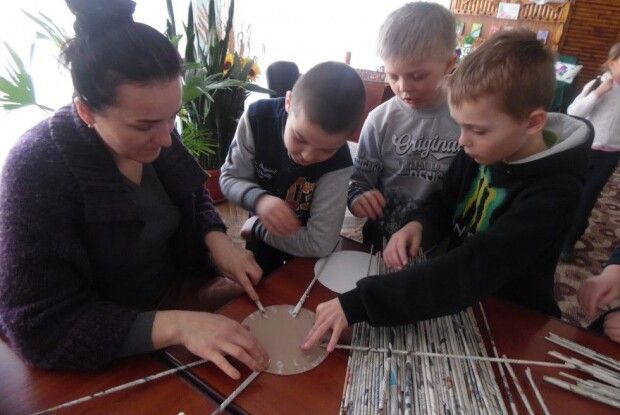Плетений кошик із газет: у Ратному провели великодній майстер клас для дітей