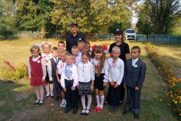 У Любешові поліція зі школярами відзначили свято Першого дзвоника