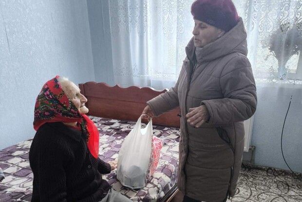 90 років мудрості: на Волині привітали поважну ювілярку