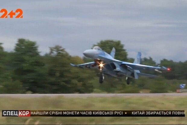 Український винищувач під час приземлення на міжнародній трасі «Київ – Чоп» зніс дорожній знак (Відео)