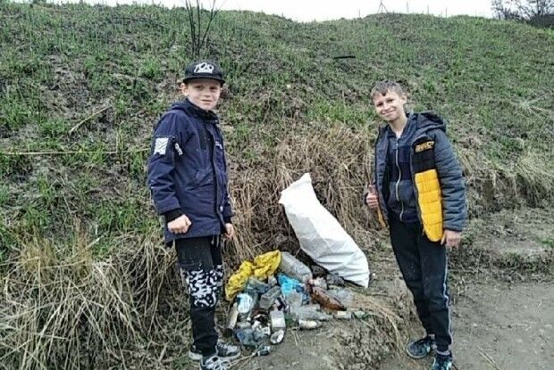 Не захотіли сидіти біля сміття: юні рибалки самотужки поприбирали кар’єр у Нововолинську