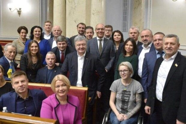 Вперше в цьому скликанні опозиція добилась позачергового засідання Ради