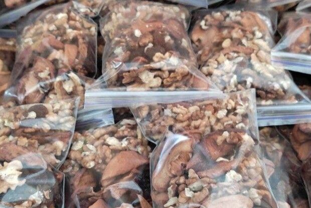 Поживні сухпайки: Лучани складають поживні набори для українських військових (Відео, фото)