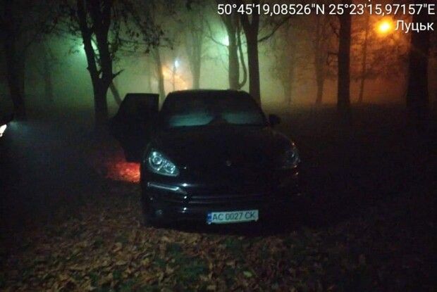 Луцькі «муніципали» навіть у нічному тумані розгледіли автохамів на Теремнвських ставках (фото)