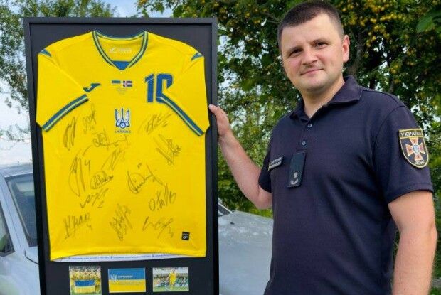 Рятувальник з Волині отримав подарунок від Михайла Мудрика