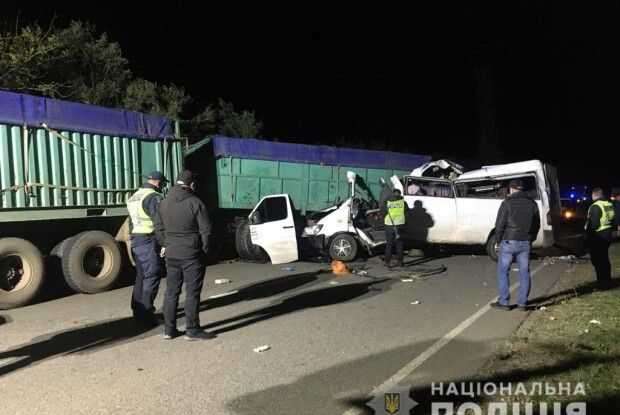 Зіткнулися автобус і дві вантажівки: у страшній автотрощі загинуло чотири людини, семеро - у лікарні (Фото)
