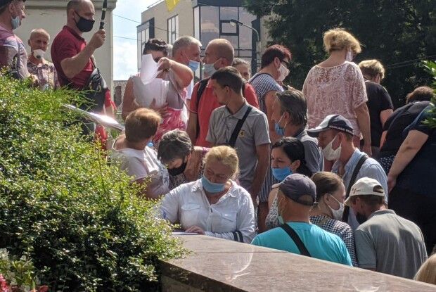 Активісти, що пікетують Луцьку міську раду, вимагають розпустити муніципальну варту (Фото)