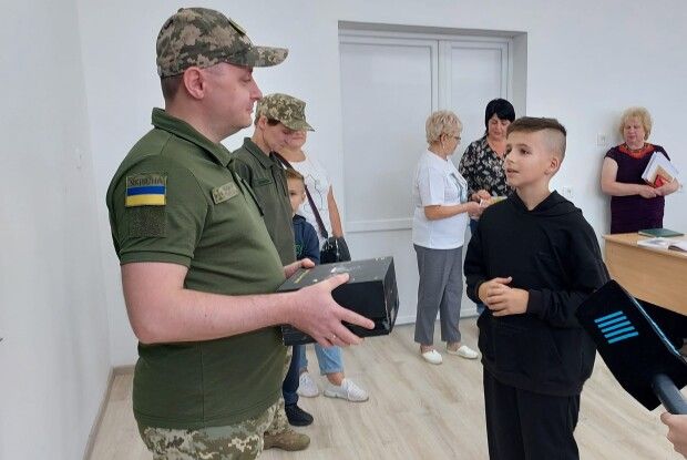 Шестикласник на 1 вересня прийшов з особливим подарунком у школу