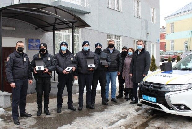 У громаді на Волині поліцейських забезпечили новими боді-камерами (Фото)