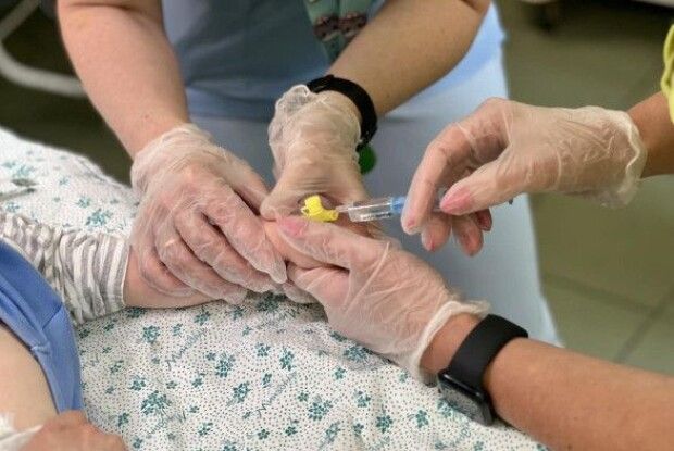 У Львові врятували 2-річного малюка, який впав у вигрібну яму