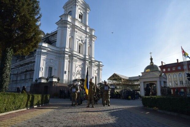 До лав Небесного Воїнства стали ще два Герої: у Луцьку провели в останню дорогу Захисників 