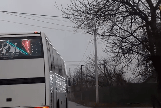Миколай за кермом: під Луцьком зафіксували диво-автобус з Чудотворцем