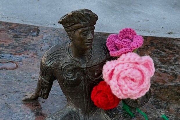 У Луцьку волонтерки прикрасили кликунів в'язаними квітами (Фото)