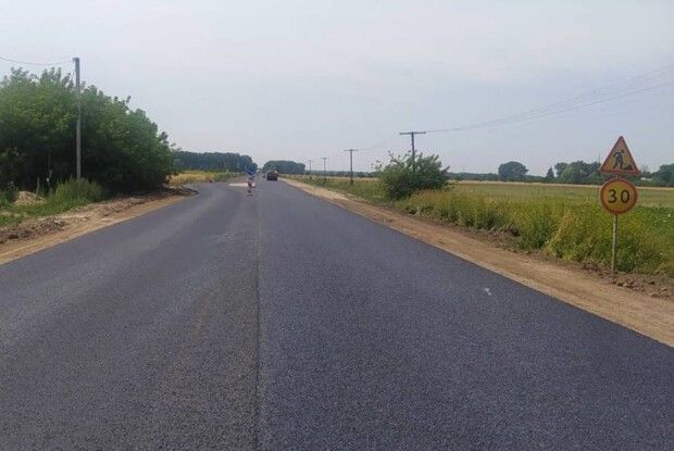 На волинській трасі парує свіжий асфальт: дорожники стелять останній шар (Фото)