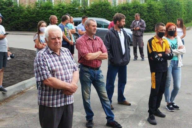 Мешканці мікрорайону Луцька вимагають провести їм каналізацію (Фото)