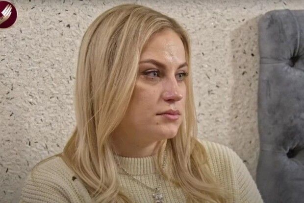 Жінка похвалилася, що чоловік зламав їй ногу і зміг виїхати за кордон