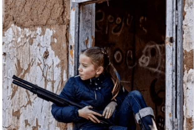 Туск присоромив стурбований Захід знімком дівчинки з України зі зброєю в руках