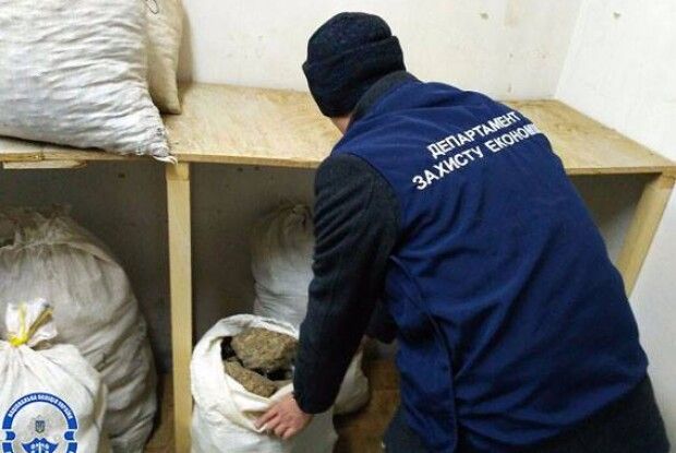 Бурштин вилучають вже тоннами