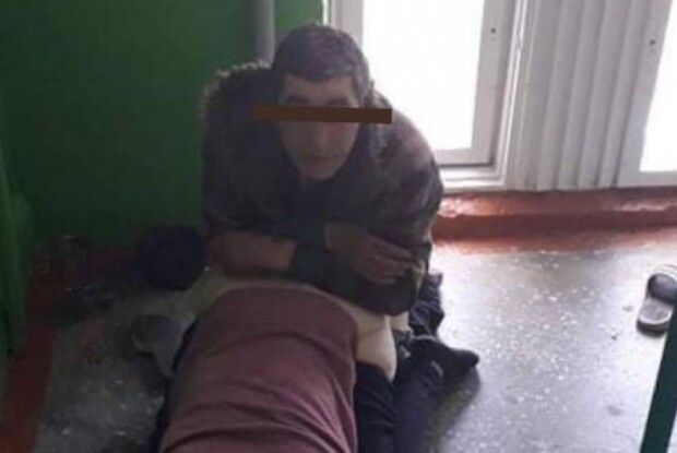 Оргії у багатоповерхівці на Волині: сусіди розповіли про жінку, яка тероризує увесь під'їзд (Фото 18+)